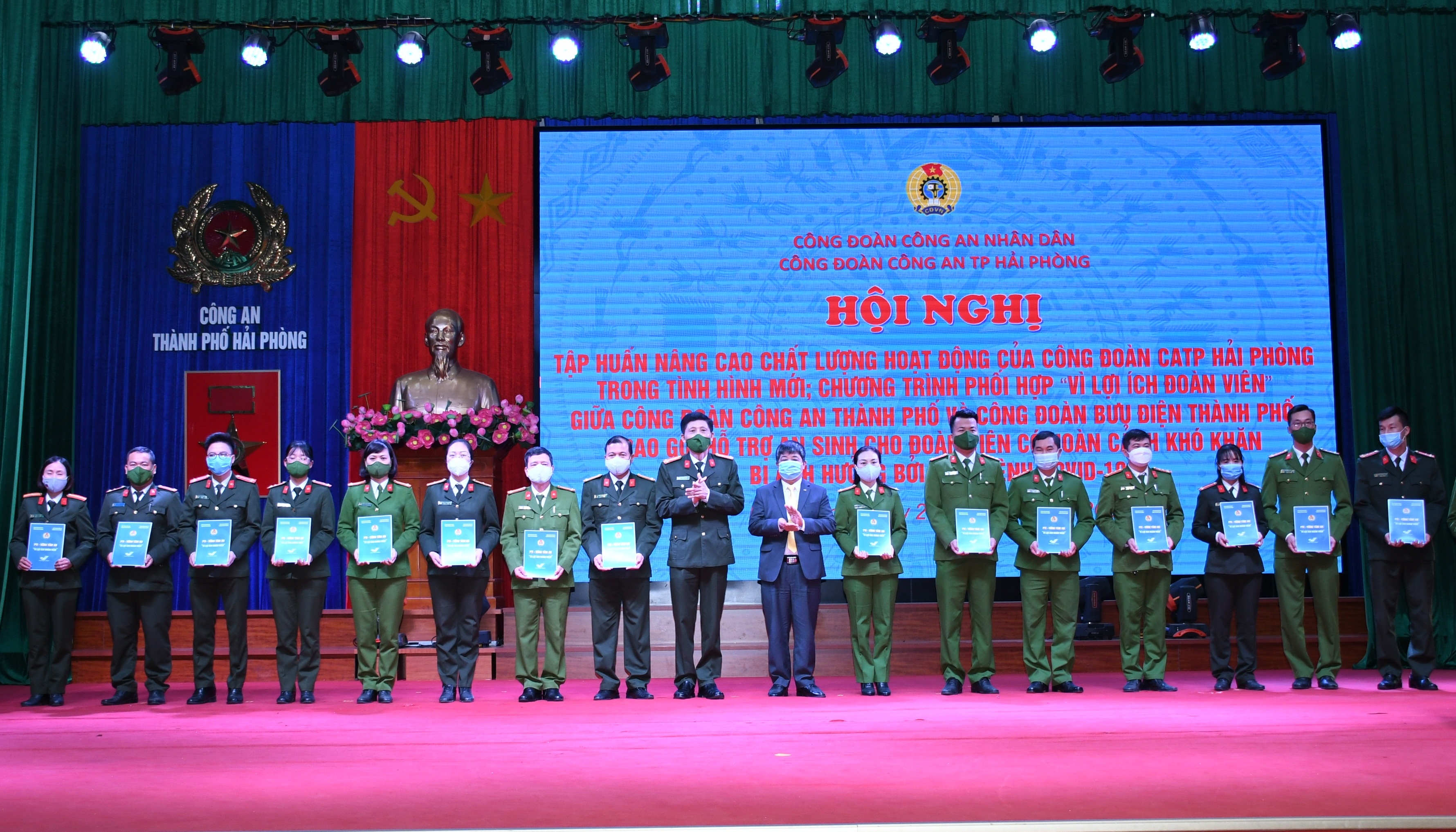 Công đoàn CATP: Triển khai chương trình phối hợp “Vì lợi ích đoàn viên” và trao gói hỗ trợ an sinh tới Đoàn viên có hoàn cảnh khó khăn